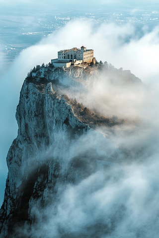 云雾缭绕的悬崖顶建筑壮观景象
