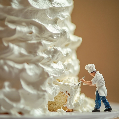 迷你厨师制作巨型芭芙洛娃蛋糕