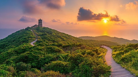 山间小径通向山顶古塔的美丽风光