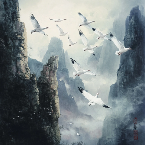 群鸟翱翔于云雾缭绕的崇山峻岭间