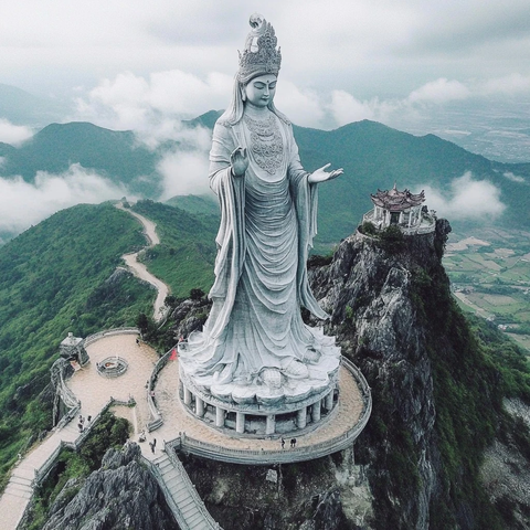 山顶巨型观音雕像壮观景象