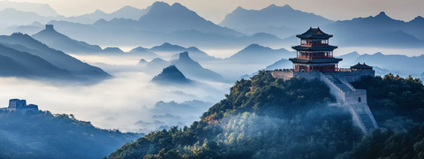 山间云雾缭绕的长城远景