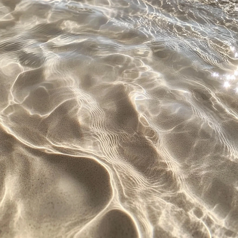 清澈浅水纹沙底阳光反射