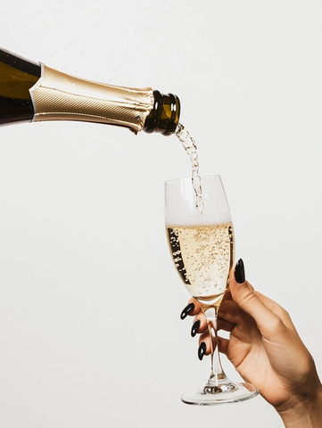 黑甲手握香槟杯倒酒