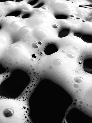 黑色肌肤上的白色泡沫