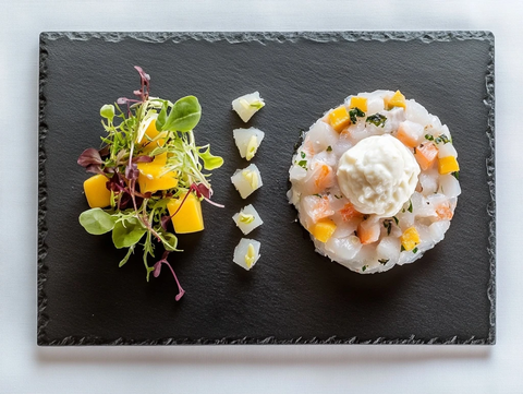 黑板海鲜塔塔配芒果沙拉