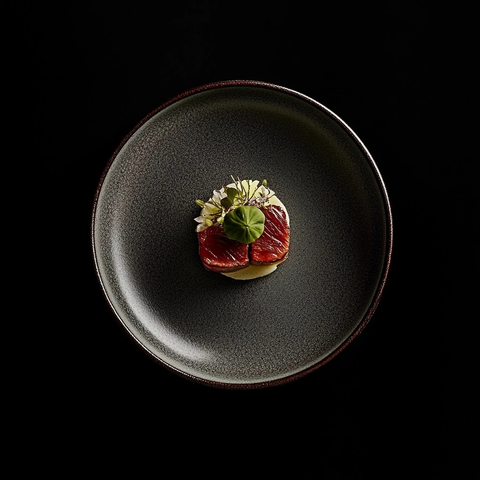 极简日式陶瓷板上的料理