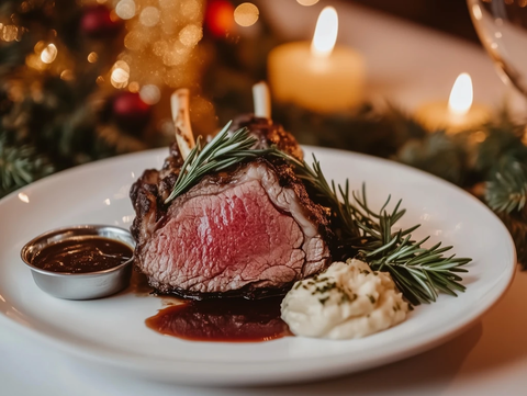 厚切牛排配迷迭香和肉汁
