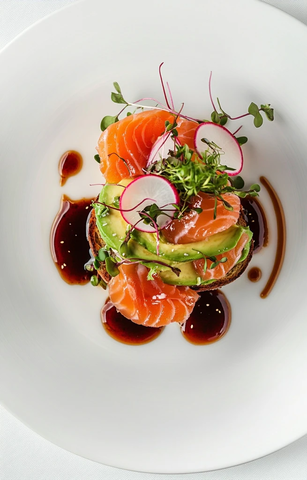 牛油果熏鲑鱼吐司配萝卜苗