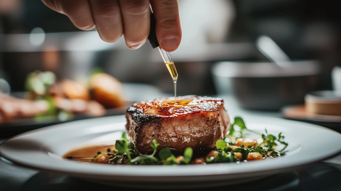 厨师手滴苹果汁在猪排