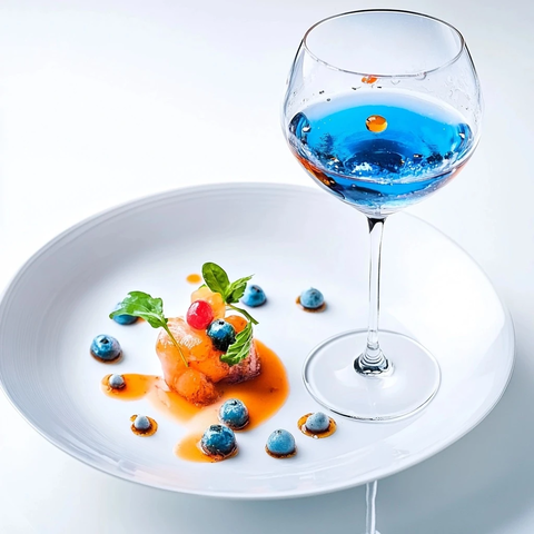 豪华餐具与饮品精致摆盘