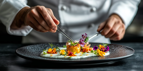 精致料理与花朵装饰