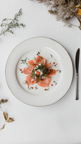 白桌上的生牛肉片