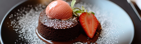 巧克力熔岩蛋糕配草莓冰淇淋