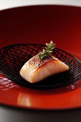 鲜鱼艺术料理红陶盘呈现