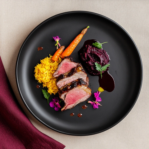 慢炖羊肩配枣浆与藏红花米饭