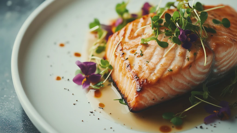 烤鲑鱼配酱汁与花饰