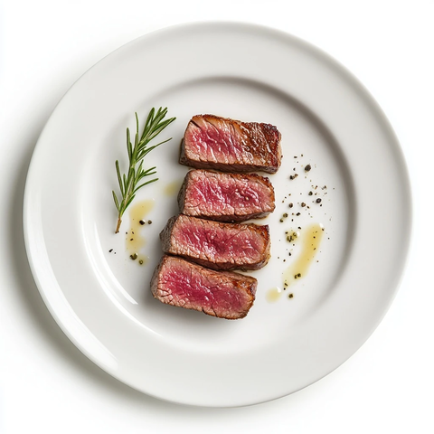 白色盘子上的侧切牛排
