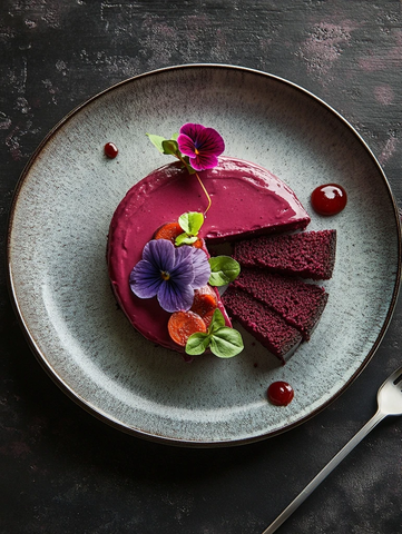 甜菜蛋糕配香肠与紫罗兰装饰