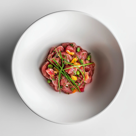 白碗牛肉塔塔顶部视角