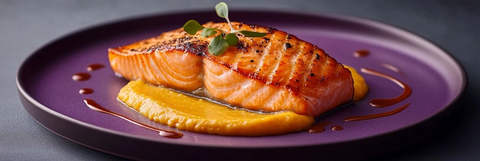 鲑鱼片配紫色盘子