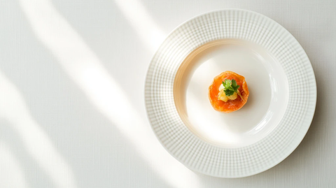 精致餐盘与白色桌布