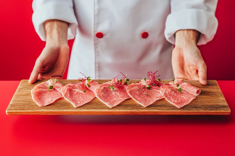 木质托盘上的粉色肉片