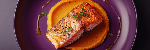 三文鱼片配紫色盘子