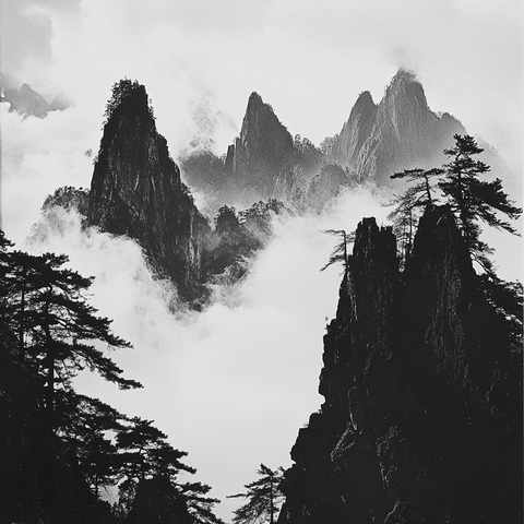 云雾缭绕中的奇峻山峰自然景观