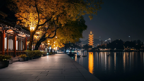 水边夜景灯火通明的古建与宝塔