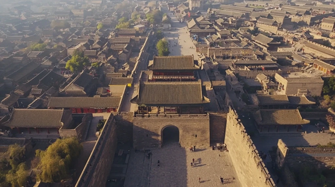 古城鸟瞰全景展示传统建筑风貌