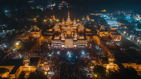 夜景下灯火辉煌的古老建筑群全景