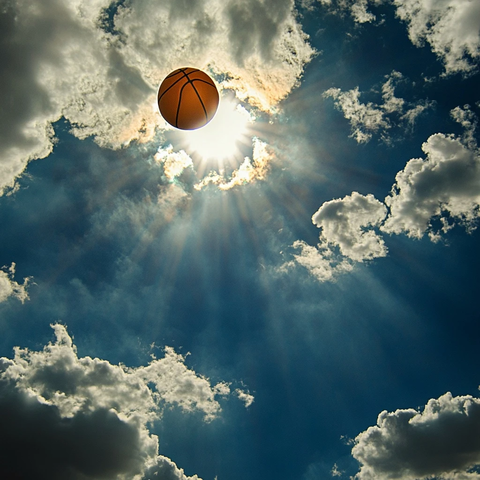 篮球空中捕捉阳光云朵