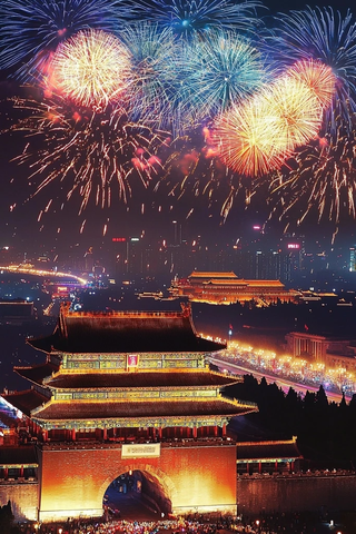 天安门夜景烟花绽放灯火辉煌的景象