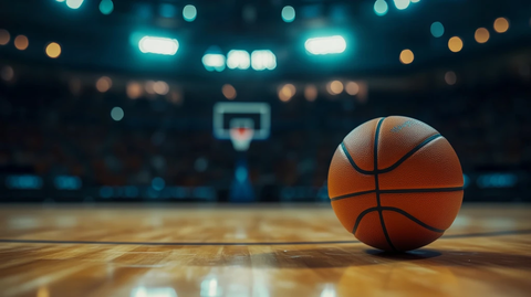 篮球静置于模糊球场前
