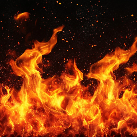 火焰升腾的烧烤场景