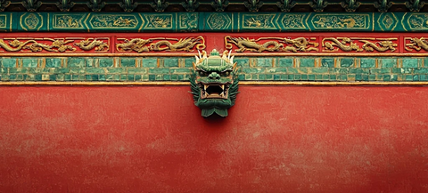 红墙上的龙头装饰尽显传统建筑魅力