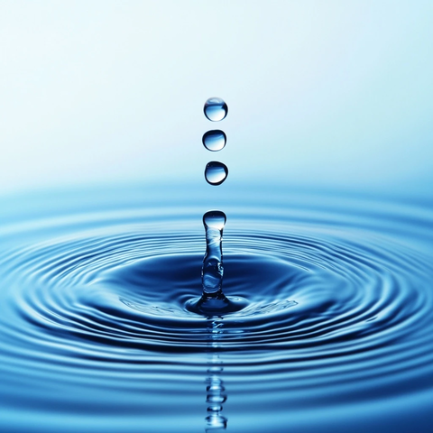 水滴激起涟漪水面