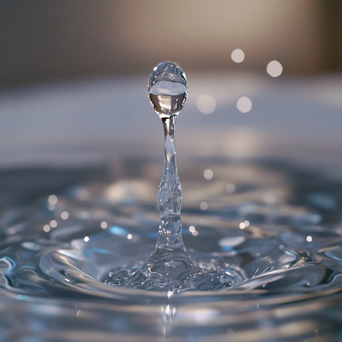 水龙头水滴悬空瞬间