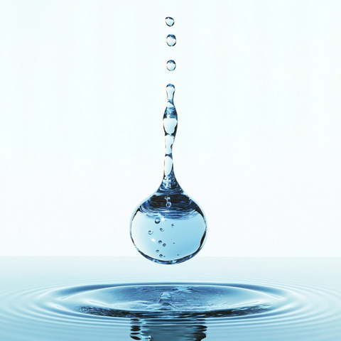 水珠掉落白色背景