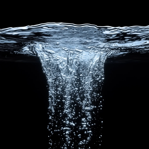 透明水柱流动黑色背景