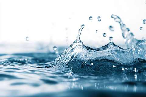 水滴落入平静水面