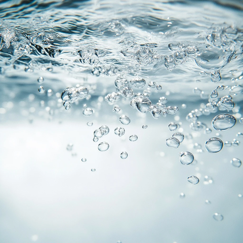 清澈水泡漂浮水面