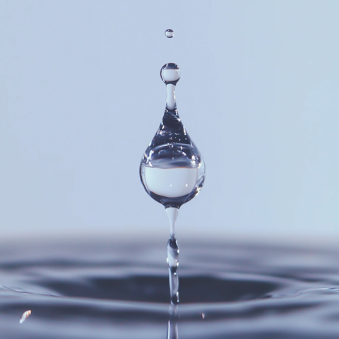 水滴滑落光滑表面