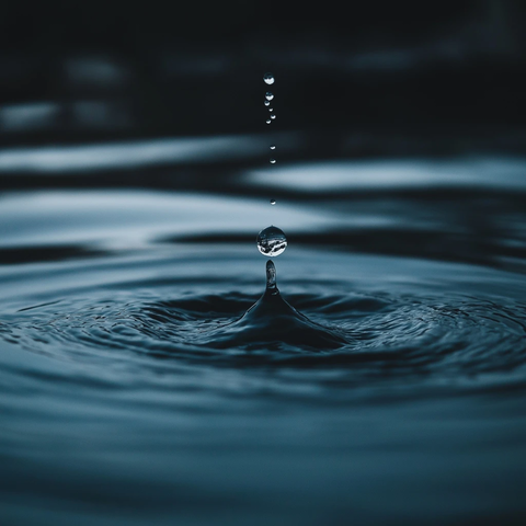 水滴落下波浪涟漪