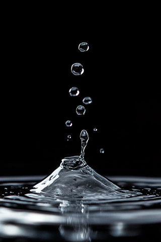 水滴飞溅黑色背景