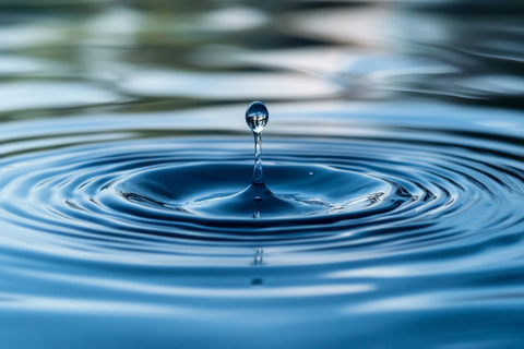 水滴落水形成涟漪