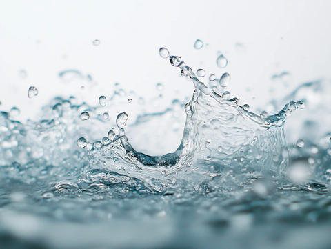 水滴飞溅空中瞬间