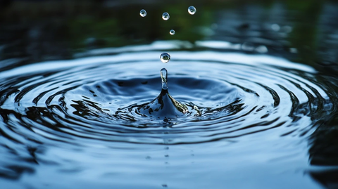 水滴落水面形成波纹