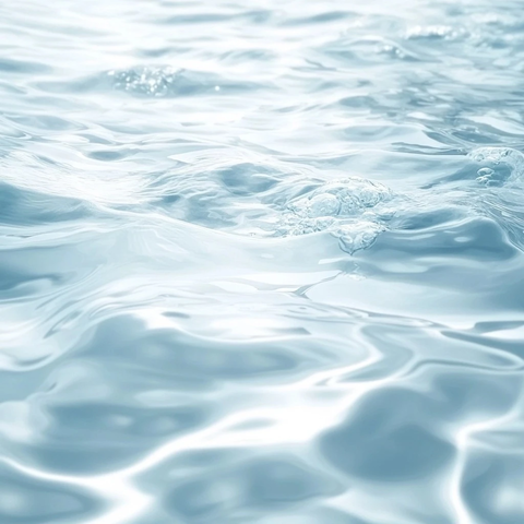 平静水面明亮反射